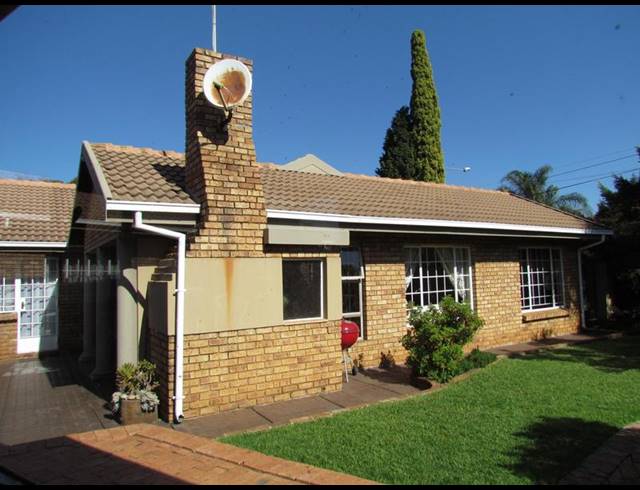 10 BEDROOM HOUSE FOR SALE IN ZWARTKOP